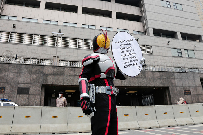 Sejumlah aktivis lingkungan mengenakan kostum cosplay melakukan aksi di depan Kedutaan Besar Jepang, Jakarta Pusat, Senin (4/10/2021).