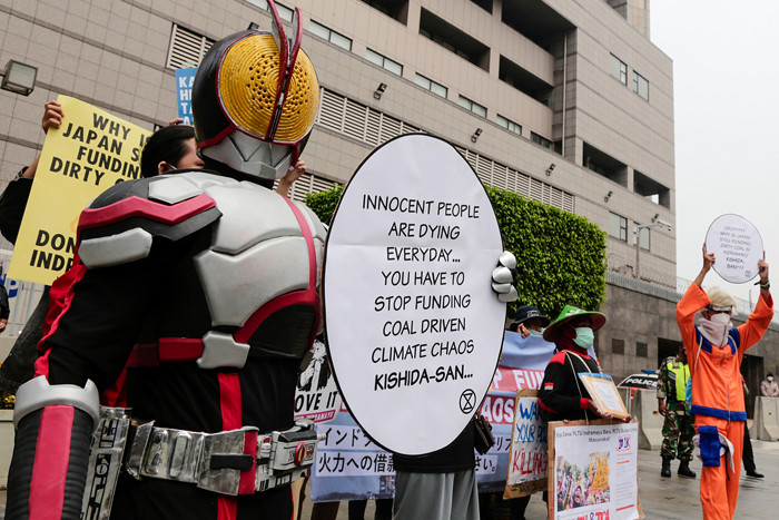 Sejumlah aktivis lingkungan mengenakan kostum cosplay melakukan aksi di depan Kedutaan Besar Jepang, Jakarta Pusat, Senin (4/10/2021).