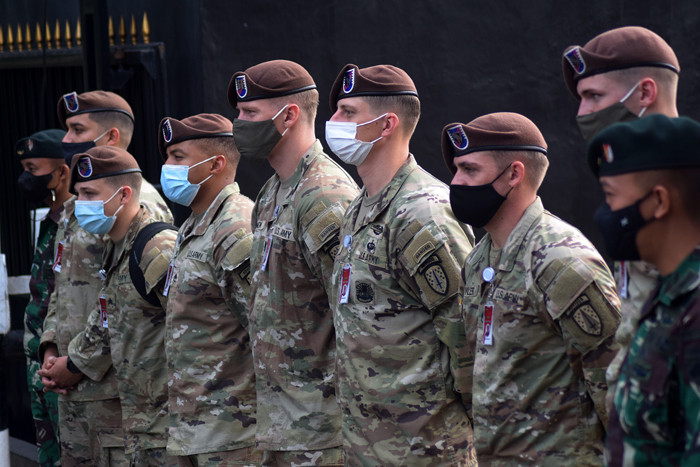 Tari Gambyong menyambut kedatangan tujuh personel SFAB dari Amerika Serikat di Markas Yonif Raider 400/Banteng Raider, Semarang, Jawa Tengah, Senin (4/10/2021).