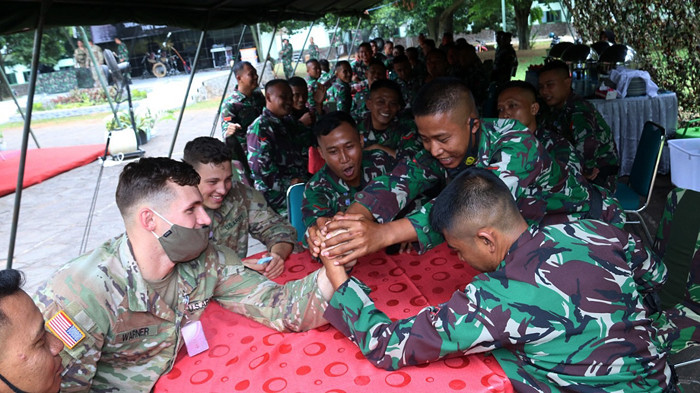 Tari Gambyong menyambut kedatangan tujuh personel SFAB dari Amerika Serikat di Markas Yonif Raider 400/Banteng Raider, Semarang, Jawa Tengah, Senin (4/10/2021).