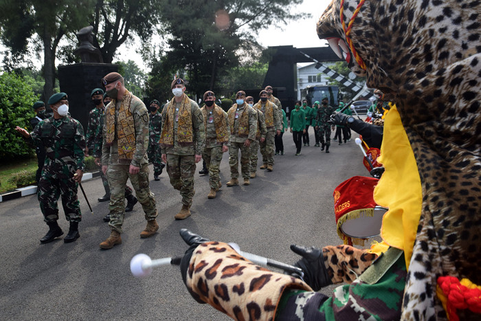 Tari Gambyong menyambut kedatangan tujuh personel SFAB dari Amerika Serikat di Markas Yonif Raider 400/Banteng Raider, Semarang, Jawa Tengah, Senin (4/10/2021).