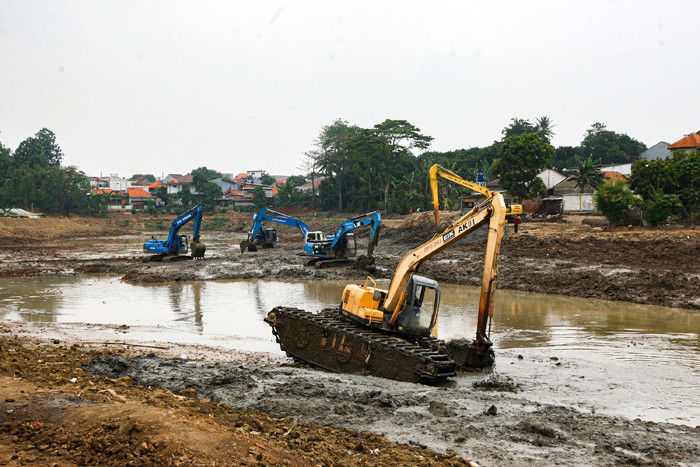 Petugas melakukan pengerukan lumpur Waduk Munjul, Jalan Wijayakusuma RW 04, Kelurahan Munjul, Kecamatan Cipayung, Jakarta Timur, Senin (4/10/2021).