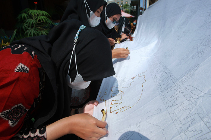 Wakil Wali Kota Semarang Hevearita Gunaryanti Rahayu membatik bersama pada kain sepanjang 15 meter di Kampoeng Jadoel, Semarang, Minggu (3/10/2021).