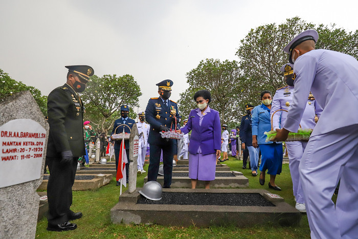 Panglima TNI Marsekal Hadi Tjahjanto memimpin upacara ziarah nasional dan prosesi tabur bunga di TMP Kalibata, Jakarta Selatan, Senin (4/10/2021).