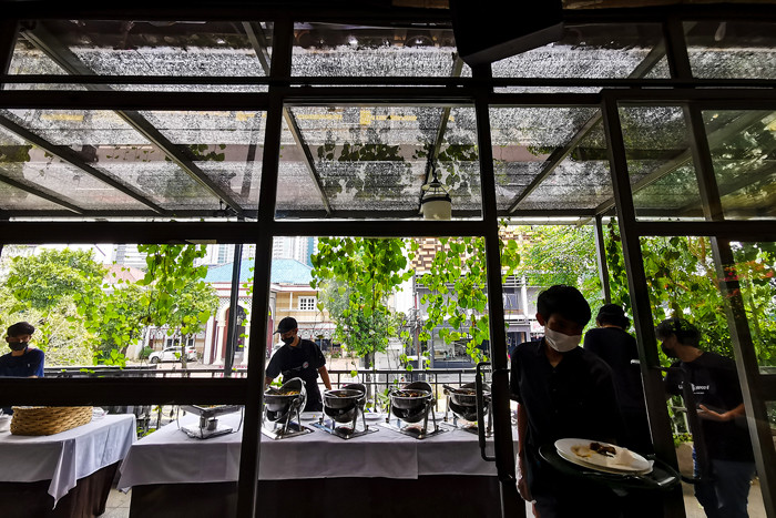 Pengunjung saat memilih menu makanan yang disajikan resto di kawasan, Jakarta Selatan, Senin (4/10/2021).
