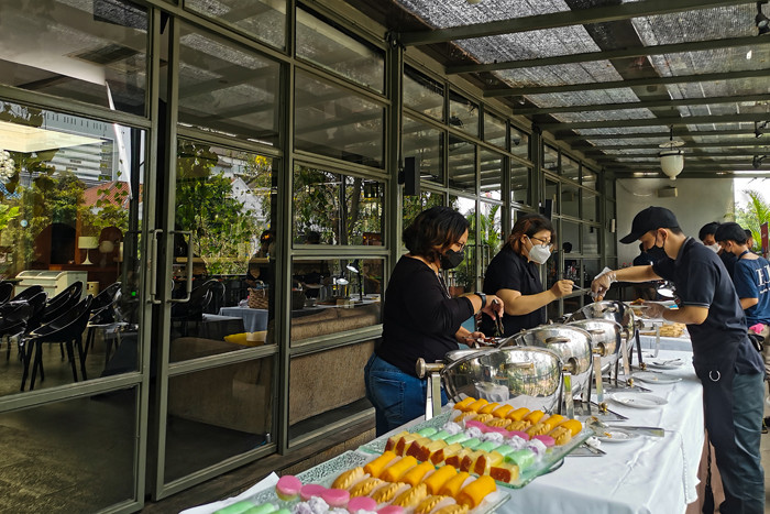 Pengunjung saat memilih menu makanan yang disajikan resto di kawasan, Jakarta Selatan, Senin (4/10/2021).