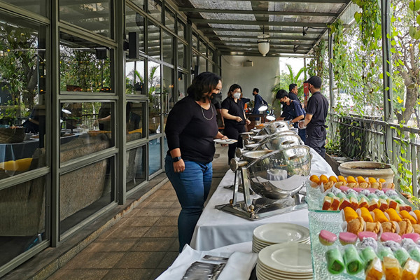 Pengunjung saat memilih menu makanan yang disajikan resto di kawasan, Jakarta Selatan, Senin (4/10/2021).