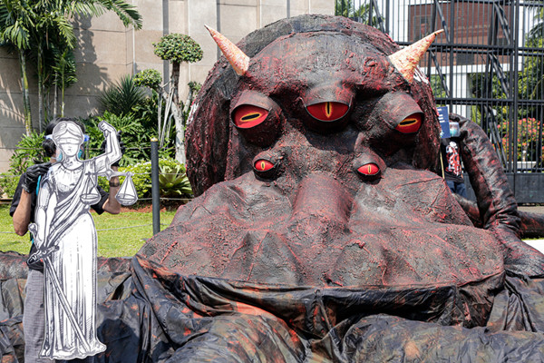 Sejumlah aktivis dari Greenpeace membawa boneka gurita raksasa di depan gedung DPR, Jakarta, Selasa (5/10/2021).