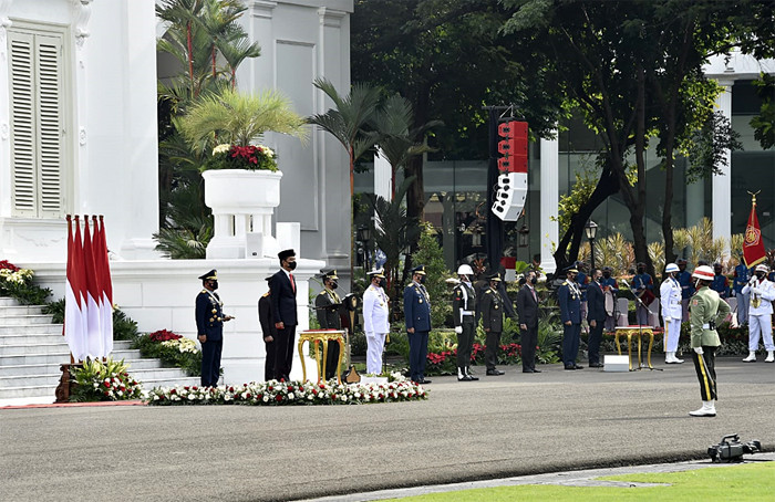 Presiden Joko Widodo memimpin upacara Peringatan HUT ke-76 TNI yang digelar secara sederhana dan terbatas di Istana Merdeka, Jakarta, Selasa (5/10/2021).