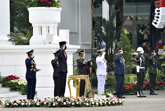 Presiden Joko Widodo memimpin upacara Peringatan HUT ke-76 TNI yang digelar secara sederhana dan terbatas di Istana Merdeka, Jakarta, Selasa (5/10/2021).