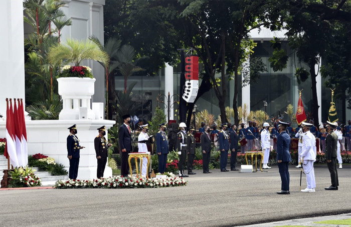 Presiden Joko Widodo memimpin upacara Peringatan HUT ke-76 TNI yang digelar secara sederhana dan terbatas di Istana Merdeka, Jakarta, Selasa (5/10/2021).