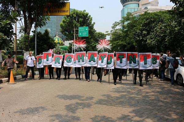 Kapolres Jakarta Pusat Komisaris Besar Hengki Haryadi bersama rombongan melakukan long march menuju Kodim 0501/BS Jakarta Pusat, Selasa (5/10/2021).