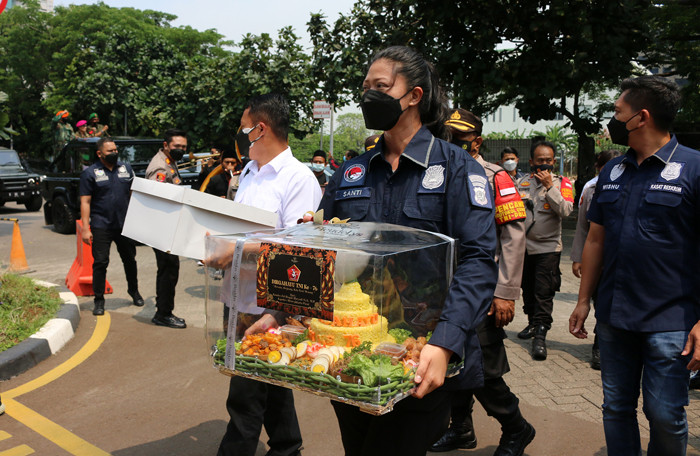 Kapolres Jakarta Pusat Komisaris Besar Hengki Haryadi bersama rombongan melakukan long march menuju Kodim 0501/BS Jakarta Pusat, Selasa (5/10/2021).