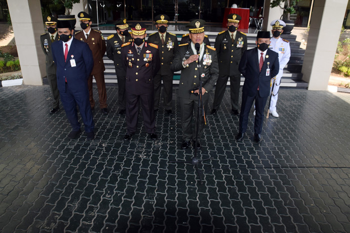 Upacara peringatan HUT ke-76 TNI dan HUT ke-71 Kodam IV/Diponegoro di Lapangan Makodam IV Diponegoro, Semarang, Jawa Tengah, Selasa (5/10/2021).