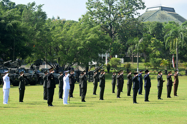 Upacara peringatan HUT ke-76 TNI dan HUT ke-71 Kodam IV/Diponegoro di Lapangan Makodam IV Diponegoro, Semarang, Jawa Tengah, Selasa (5/10/2021).