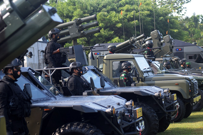 Upacara peringatan HUT ke-76 TNI dan HUT ke-71 Kodam IV/Diponegoro di Lapangan Makodam IV Diponegoro, Semarang, Jawa Tengah, Selasa (5/10/2021).