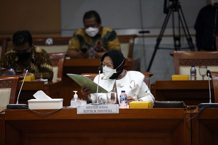 Menteri Sosial Tri Rismaharini mengikuti rapat kerja dengan Komisi II DPD dan Komisi VIII DPR di Kompleks Parlemen, Senayan, Jakarta, Selasa (5/10/2021).