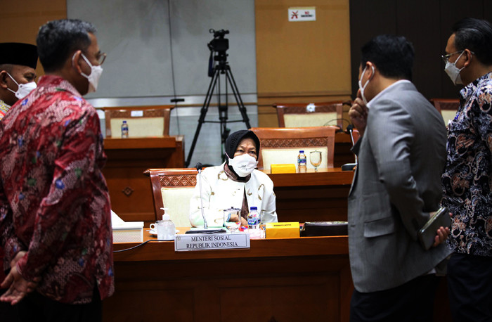 Menteri Sosial Tri Rismaharini mengikuti rapat kerja dengan Komisi II DPD dan Komisi VIII DPR di Kompleks Parlemen, Senayan, Jakarta, Selasa (5/10/2021).