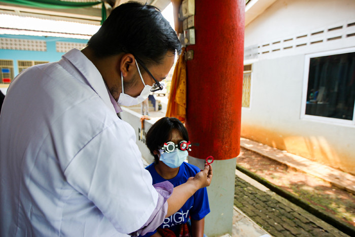 Anak-anak saat melakukan pemeriksaan mata di Yayasan Kampus Diakoneia Modern (KDM), Jatisampurna, Kota Bekasi, Jawa Barat, Selasa (5/10/2021).