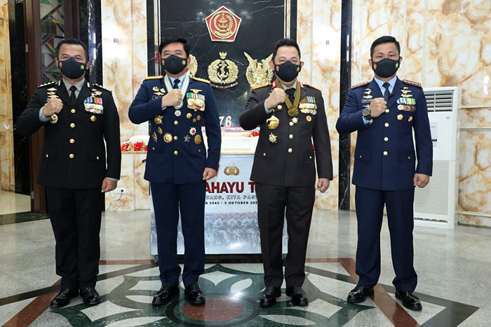 Panglima TNI, Marsekal Hadi Tjahjanto, menerima kejutan dari Kapolri, Jenderal Pol Listyo Sigit Prabowo di Hari Ulang Tahun (HUT) ke-76 TNI.