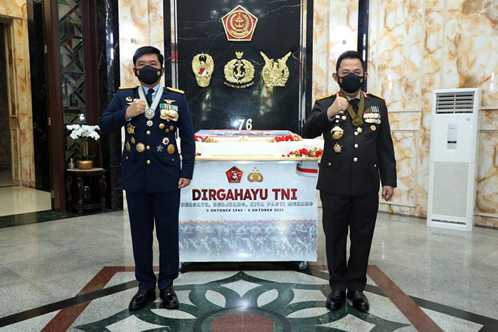 Panglima TNI, Marsekal Hadi Tjahjanto, menerima kejutan dari Kapolri, Jenderal Pol Listyo Sigit Prabowo di Hari Ulang Tahun (HUT) ke-76 TNI.