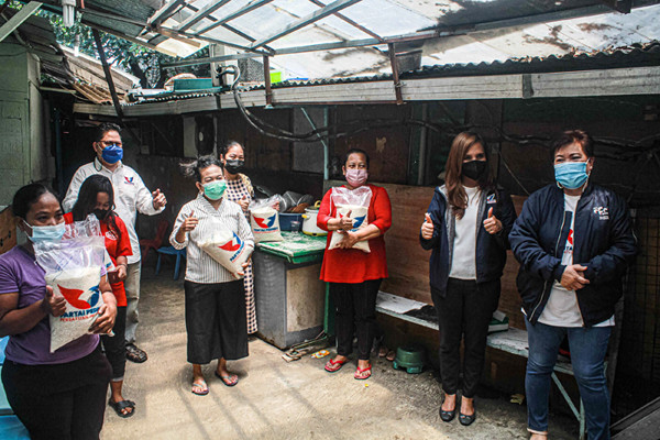 Kegiatan bakti sosial Partai Perindo untuk komunitas Pluit Smart School di Jakarta Utara, Selasa (5/10/2021).