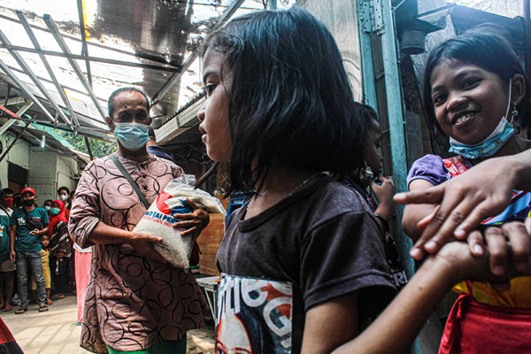 Kegiatan bakti sosial Partai Perindo untuk komunitas Pluit Smart School di Jakarta Utara, Selasa (5/10/2021).
