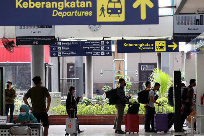 Para penumpang Kereta Api bersiap masuk gerbong dari Stasiun Gubeng Surabaya, Jawa Timur, Selasa (5/10/2021).