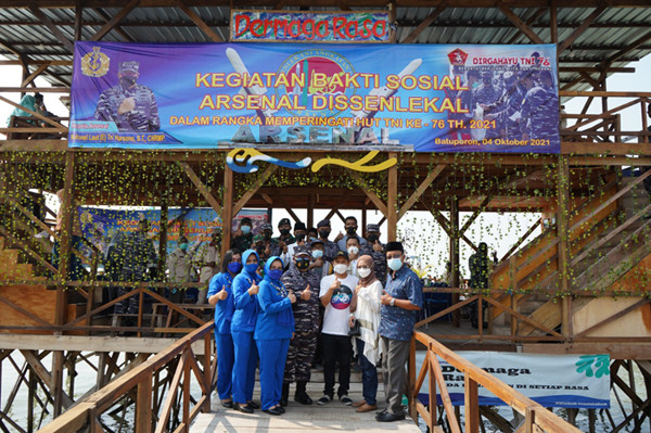 Pembagian sembako kepada warga ketika baksi sosial di pantai disekitar Arsenal, Madura, Jawa Timur, Senin (4/10/2021).