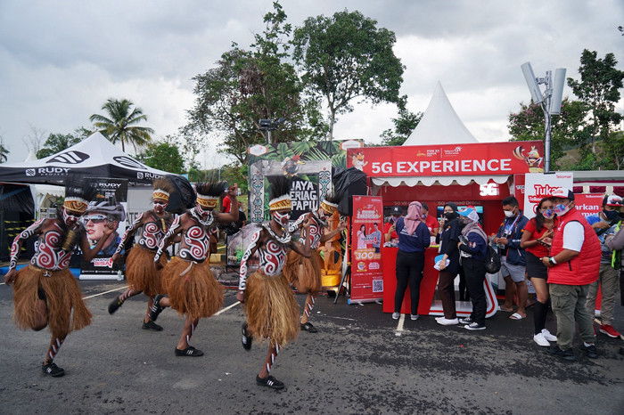 Telkomsel menjadi yang pertama menghadirkan jaringan 5G di Bumi Cenderawasih melalui showcase â€˜Telkomsel 5G Experience Centerâ€™ di Stadion Lucas Enembe Papua.