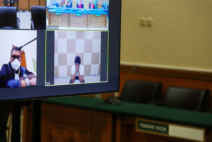 Musisi Erdian Aji Prihartanto alias Anji saat mengikuti sidang tuntutan yang digelar secara virtual di Pengadilan Negeri Jakarta Barat, Rabu (6/10/2021).