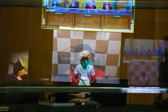 Musisi Erdian Aji Prihartanto alias Anji saat mengikuti sidang tuntutan yang digelar secara virtual di Pengadilan Negeri Jakarta Barat, Rabu (6/10/2021).