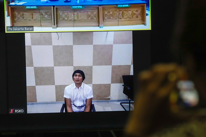Musisi Erdian Aji Prihartanto alias Anji saat mengikuti sidang tuntutan yang digelar secara virtual di Pengadilan Negeri Jakarta Barat, Rabu (6/10/2021).