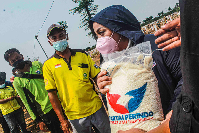 Partai Persatuan Indonesia (Perindo) membagikan sembako kepada petugas pemakaman di TPU Rorotan, Jakarta Utara, Rabu (6/10/2021).