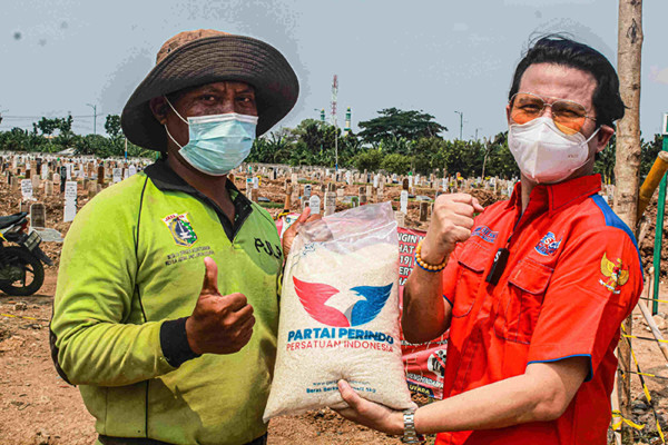 Partai Persatuan Indonesia (Perindo) membagikan sembako kepada petugas pemakaman di TPU Rorotan, Jakarta Utara, Rabu (6/10/2021).