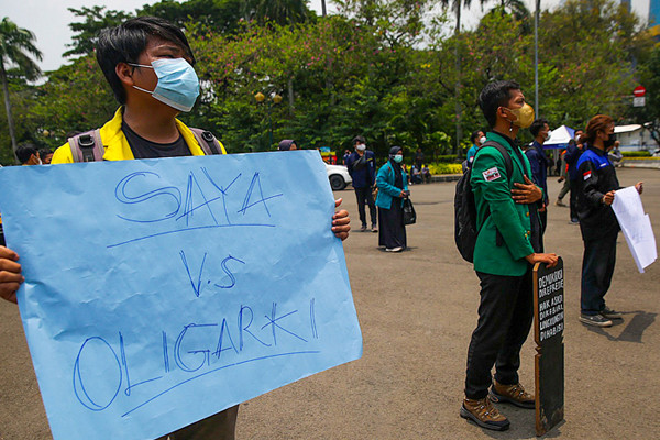 Mahasiswa membentangkan poster saat melakukan aksi unjuk rasa di kawasan Monas, Jakarta, Rabu, (6/10/2021).
