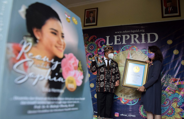 Ketua Umum Leprid Paulus Pangka memberikan piagam penghargaan kepada Anastasia Elisa Herman di Semarang, Jawa Tengah, Rabu (6/10/2021).
