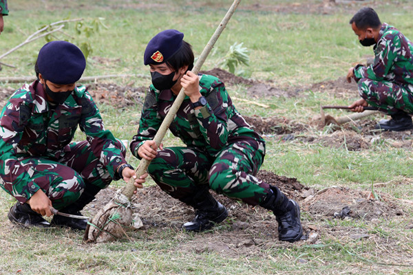 Pangkoarmada II Laksda TNI Iwan Isnurwanto bersama seluruh prajurit TNI Angkatan Laut Koarmada II menanam Pohon Tabebuya di Jawa Timur, Rabu (6/10/2021).