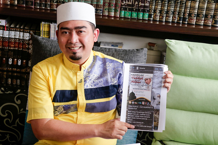 Ustadz Solmed memberikan keterangan saat jumpa pers di kediamanya di kawasan Kebon Jeruk, Jakarta Barat, Rabu (6/10/2021).