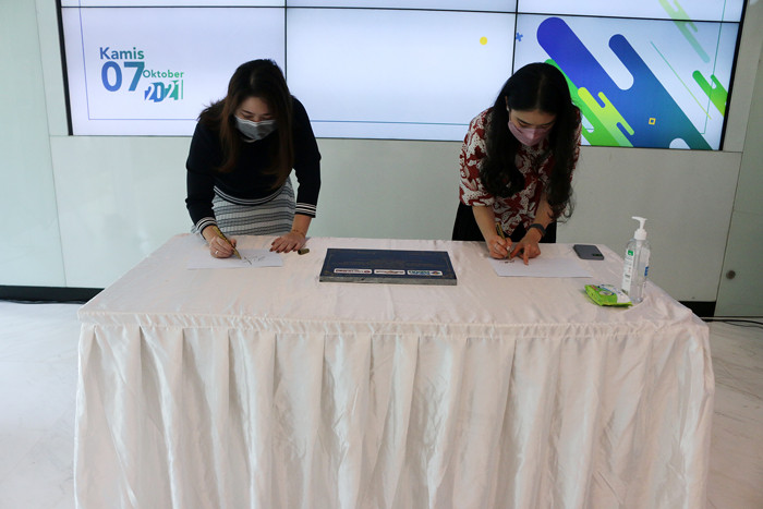Ketua MNC Peduli Jessica Tanoesoedibjo dan Direktur Marketing Lotte Mart Evi Lionawan menandatangani prasasti untuk meresmikan MCK di Jakarta (7/10/2021).