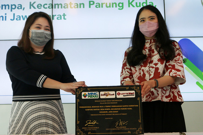 Ketua MNC Peduli Jessica Tanoesoedibjo dan Direktur Marketing Lotte Mart Evi Lionawan menandatangani prasasti untuk meresmikan MCK di Jakarta (7/10/2021).