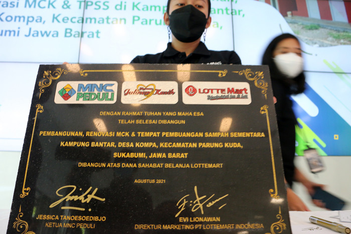 Ketua MNC Peduli Jessica Tanoesoedibjo dan Direktur Marketing Lotte Mart Evi Lionawan menandatangani prasasti untuk meresmikan MCK di Jakarta (7/10/2021).