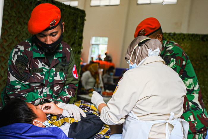Anak-anak saat mengikuti khitanan massal yang digelar Wing 1 Paskhas di Aula Suparni Batalyon Komando 461 Pashkas, Halim Perdanakusuma, Kamis (7/10/2021).