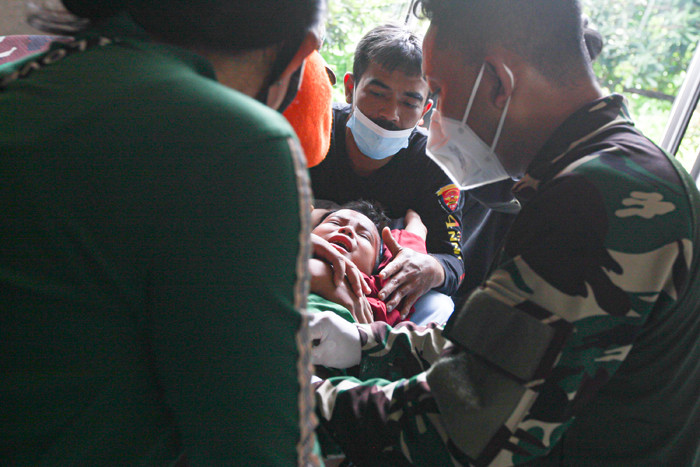 Anak-anak saat mengikuti khitanan massal yang digelar Wing 1 Paskhas di Aula Suparni Batalyon Komando 461 Pashkas, Halim Perdanakusuma, Kamis (7/10/2021).