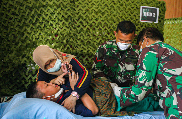 Anak-anak saat mengikuti khitanan massal yang digelar Wing 1 Paskhas di Aula Suparni Batalyon Komando 461 Pashkas, Halim Perdanakusuma, Kamis (7/10/2021).