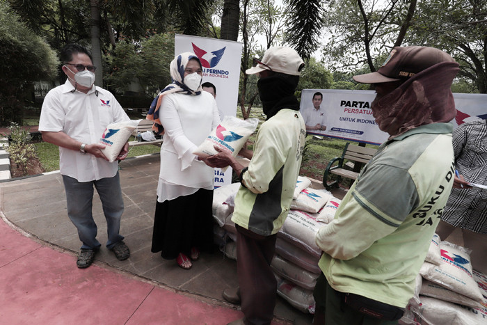 Pemberian paket sembako kepada petugas pemakaman TPU Pondok Ranggon di Jakarta, Kamis (7/10/2021).