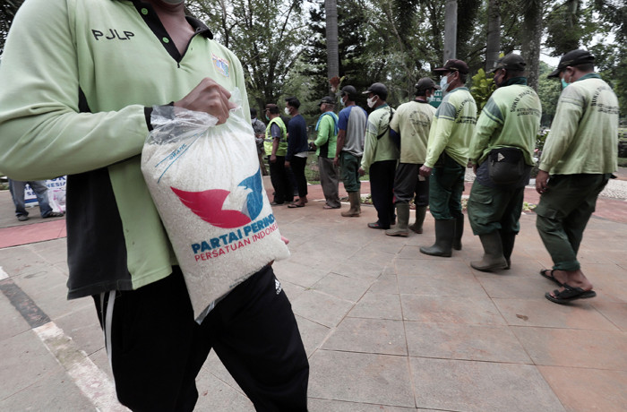 Pemberian paket sembako kepada petugas pemakaman TPU Pondok Ranggon di Jakarta, Kamis (7/10/2021).