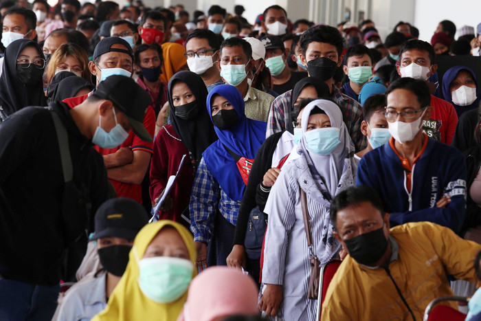 Ribuan warga mengantri untuk mendapatkan vaksin Covid-19 di Bandara Juanda Surabaya, di Sidoarjo Jawa Timur, Kamis (7/10/2021).