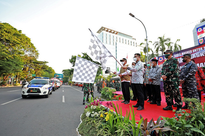 Kepala BNPB selaku Ketua Satuan Tugas Penanganan Covid-19 Letjen TNI Ganip Warsito melepas gerakan mobil masker di Kota Makassar, Jumat (8/10/2021).