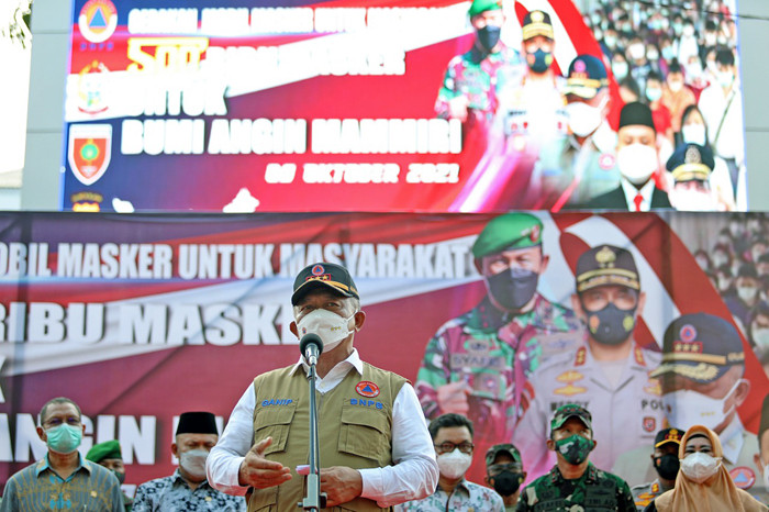 Kepala BNPB selaku Ketua Satuan Tugas Penanganan Covid-19 Letjen TNI Ganip Warsito melepas gerakan mobil masker di Kota Makassar, Jumat (8/10/2021).